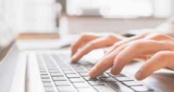 Quelqu'un qui tape sur son clavier d'ordinateur