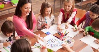 Enfants avec adulte qui font des travaux manuels