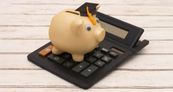 Une tirelire sur une calculatrice