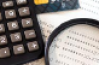 Loupe, calculatrice, carte bleue