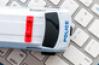 Voiture de police miniature sur un clavier d'ordinateur